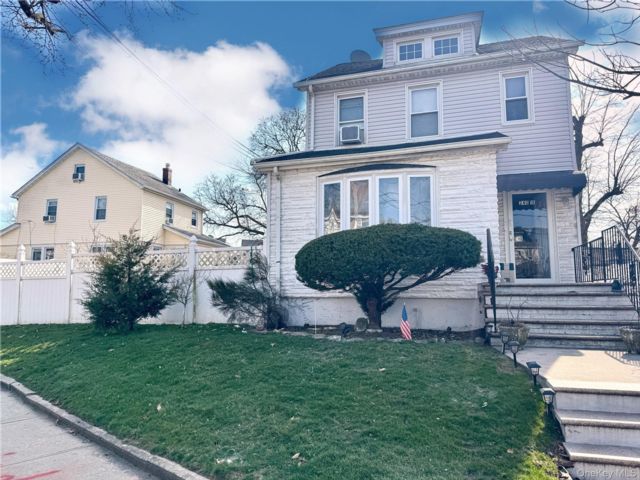  3 BR,  3.00 BTH &nbsp;Colonial style home in Rosedale