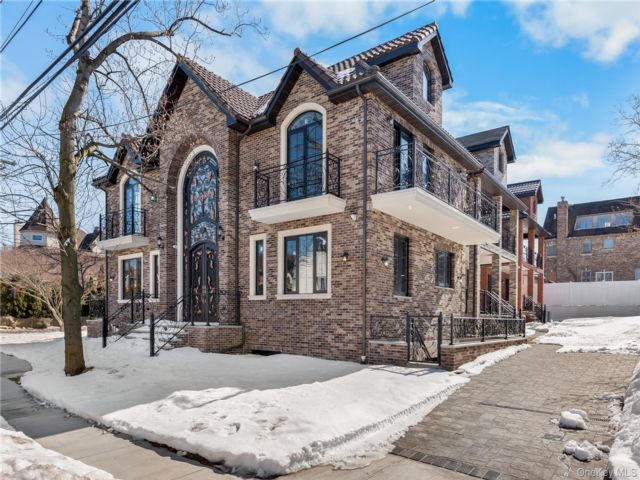  4 BR,  4.00 BTH &nbsp;Other style home in Bayside