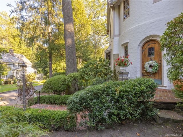  4 BR,  3.00 BTH &nbsp;Tudor style home in Mount Vernon