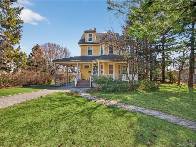  4 BR,  2.00 BTH &nbsp;Colonial style home in Rockville Centre