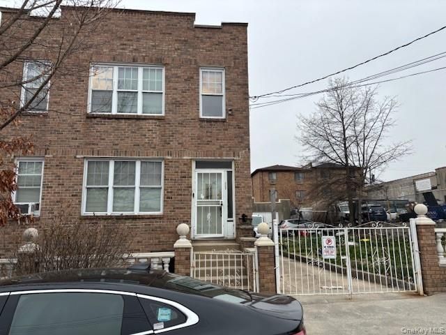  8 BR,  4.00 BTH &nbsp;Mid-century mod style home in Esplanade