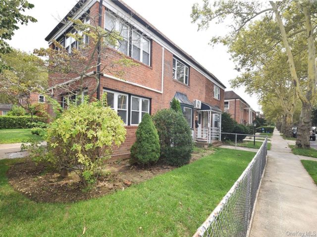 3 BR,  2.00 BTH &nbsp;Colonial style home in Fresh Meadows