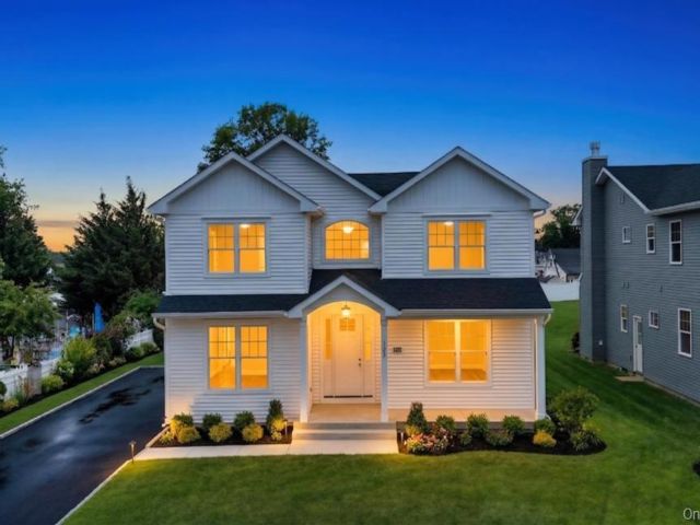  5 BR,  5.00 BTH &nbsp;Colonial style home in Hicksville