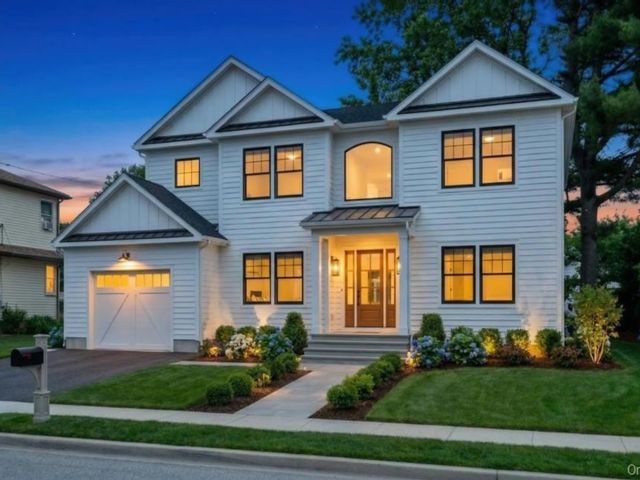  5 BR,  5.00 BTH &nbsp;Colonial style home in Bethpage