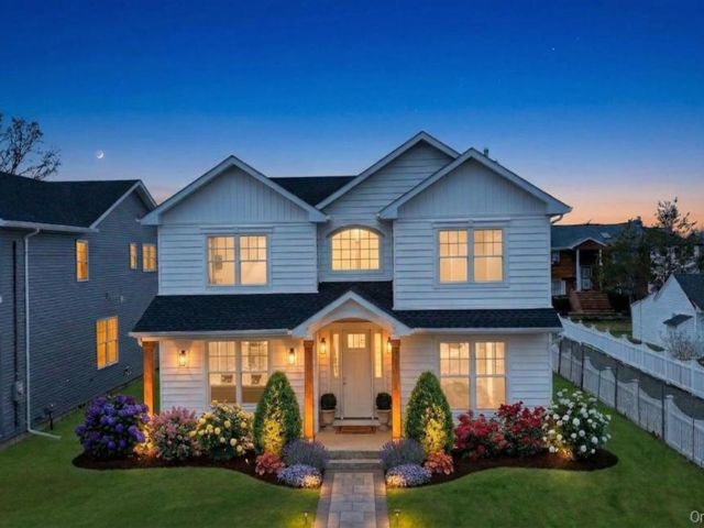  5 BR,  5.00 BTH &nbsp;Colonial style home in Hicksville