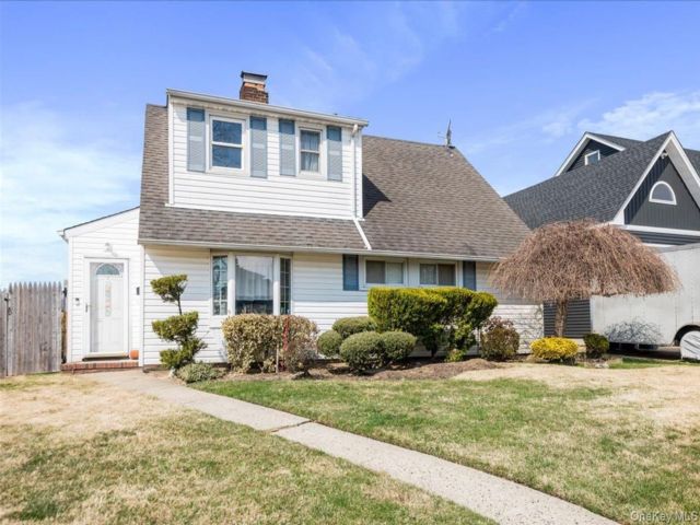  4 BR,  2.00 BTH &nbsp;A-frame style home in Levittown