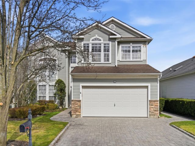  4 BR,  4.00 BTH &nbsp;Colonial style home in Mount Sinai