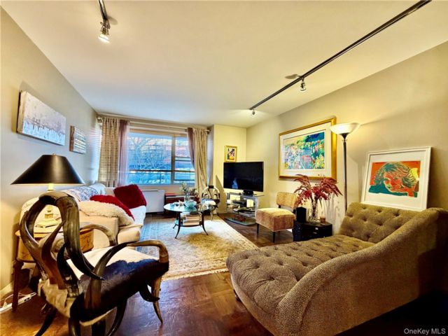 [Kingsbridge Real Estate, listing number 7268608]