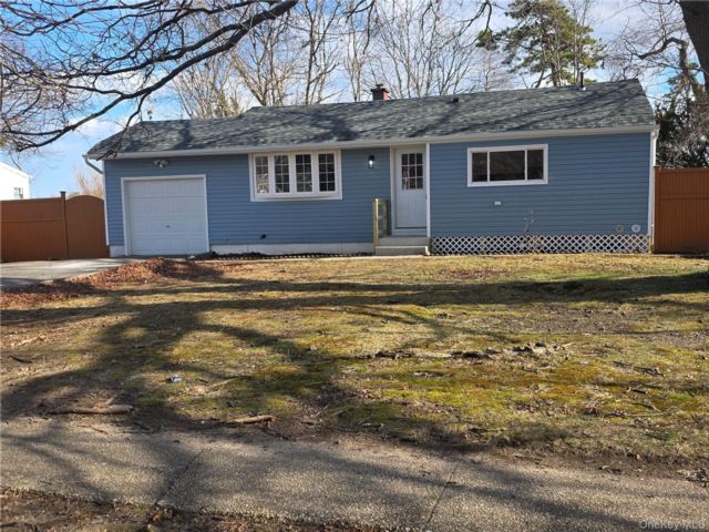 3 BR,  3.00 BTH &nbsp;Ranch style home in Central Islip