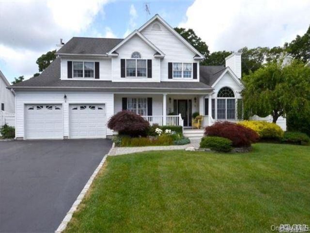  5 BR,  4.00 BTH &nbsp;A-frame style home in Hauppauge