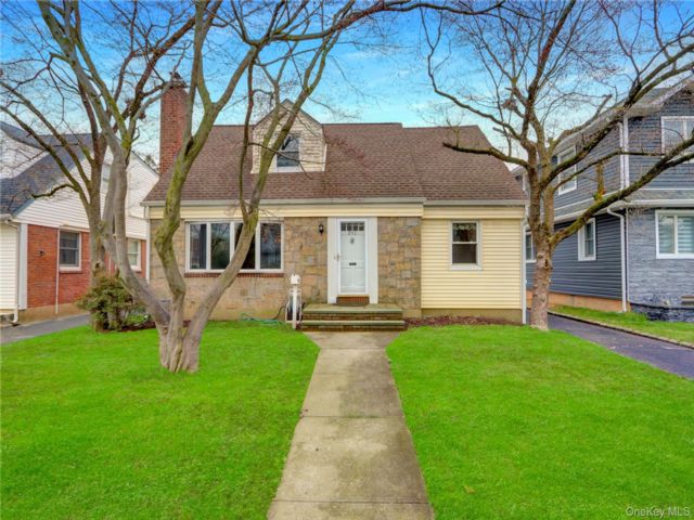  5 BR,  3.00 BTH &nbsp;Cape cod style home in New Hyde Park