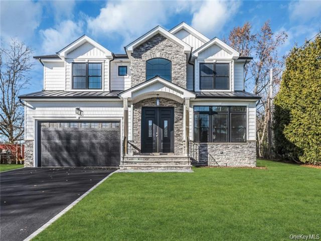  5 BR,  3.00 BTH &nbsp;Colonial style home in North Bellmore