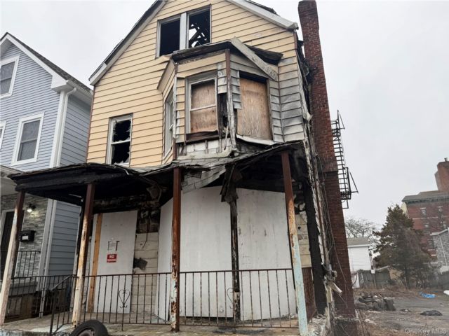  6 BR,  3.00 BTH &nbsp;A-frame style home in Mount Vernon