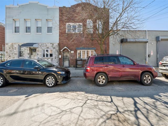  3 BR,  2.00 BTH &nbsp;House style home in Parkchester