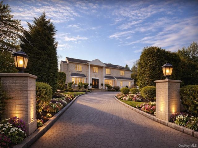  7 BR,  6.00 BTH &nbsp;Colonial style home in Woodbury