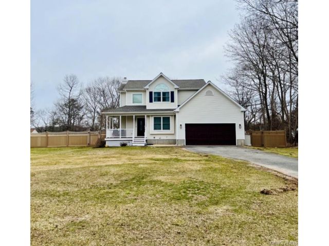  3 BR,  3.00 BTH &nbsp;Colonial style home in Manorville