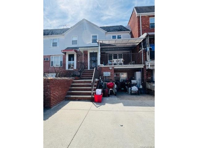  4 BR,  3.00 BTH &nbsp;House style home in Woodside