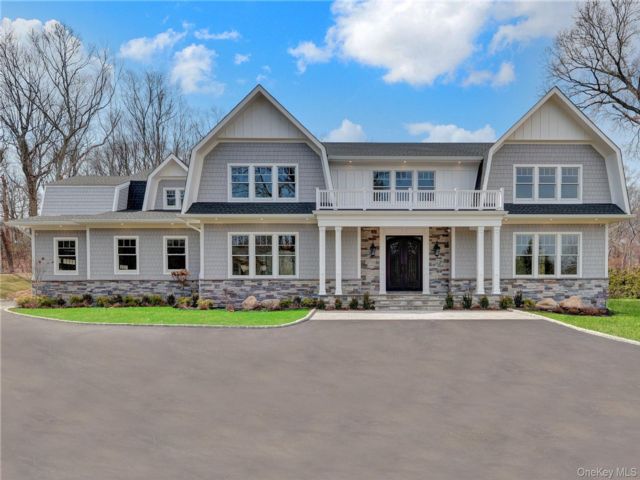  6 BR,  7.00 BTH &nbsp;Colonial style home in Syosset