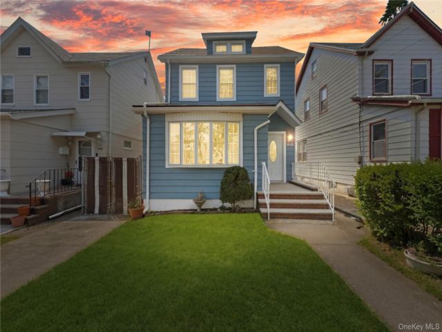  4 BR,  3.00 BTH &nbsp;Colonial style home in Bayside