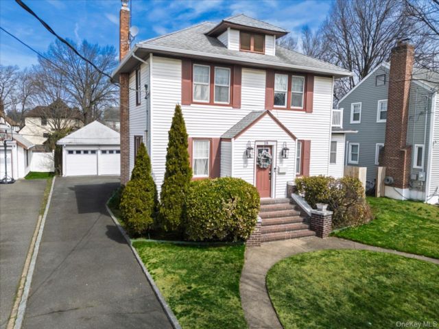  3 BR,  2.00 BTH &nbsp;Colonial style home in East Rockaway