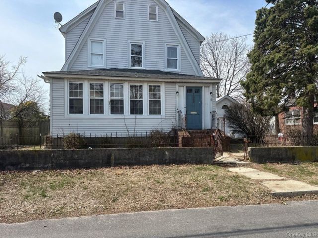  5 BR,  3.00 BTH &nbsp;Colonial style home in Lindenhurst