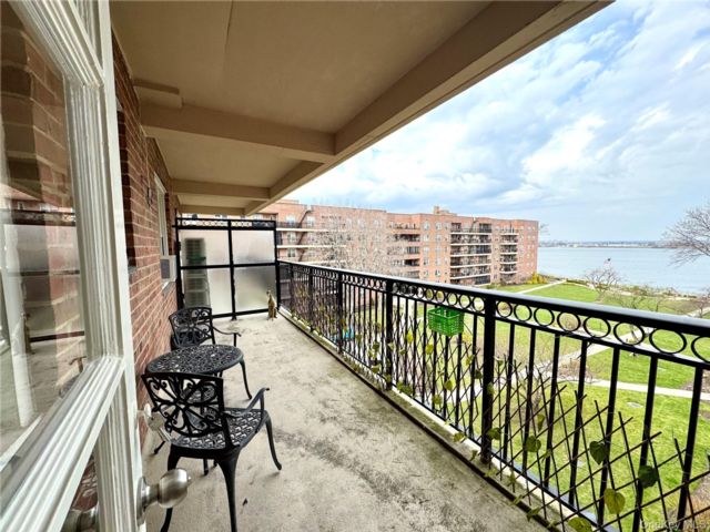  1 BR,  1.00 BTH &nbsp;Garden style home in Whitestone