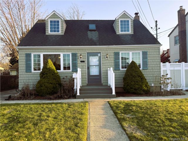  4 BR,  2.00 BTH &nbsp;Cape cod style home in Massapequa