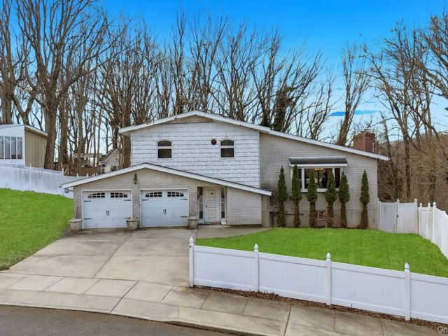  3 BR,  3.00 BTH &nbsp;Split level style home in Grant City