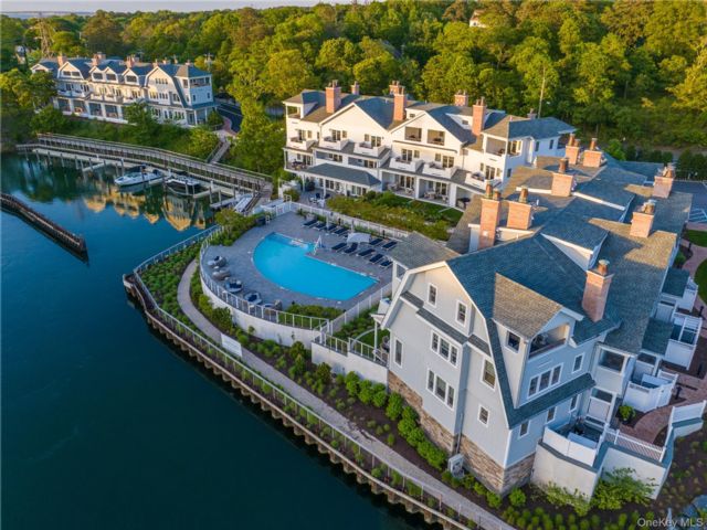  3 BR,  4.00 BTH &nbsp;Condo style home in Hampton Bays