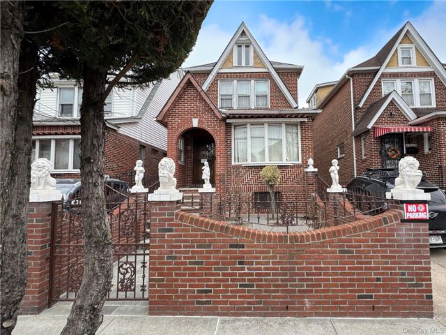  3 BR,  2.00 BTH &nbsp;House style home in Whitestone