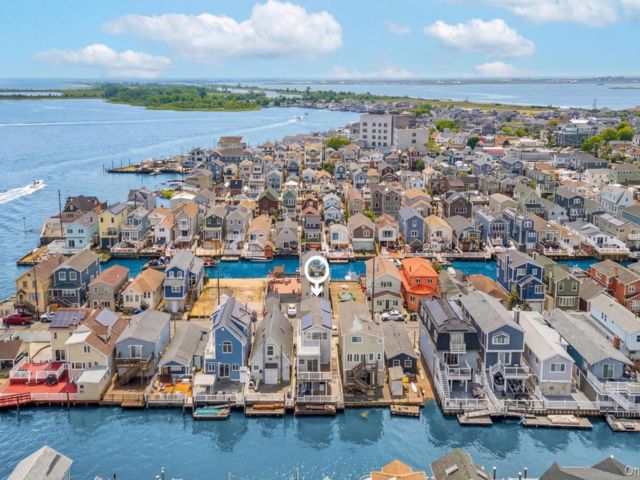  2 BR,  3.00 BTH &nbsp;Modern style home in Broad Channel