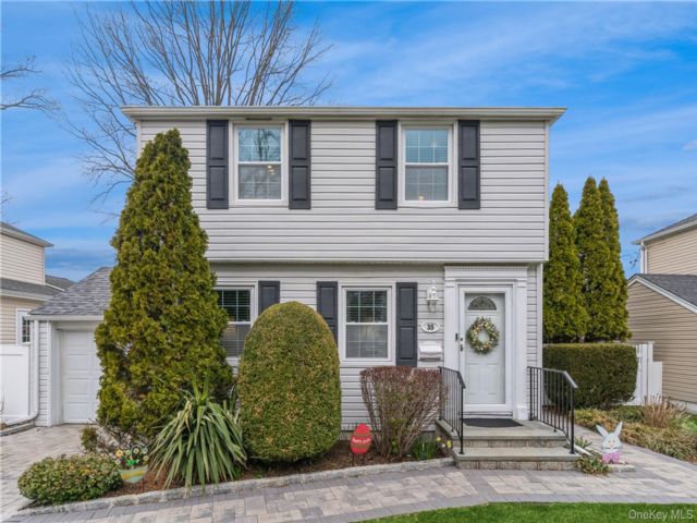  4 BR,  2.00 BTH &nbsp;Colonial style home in North Merrick