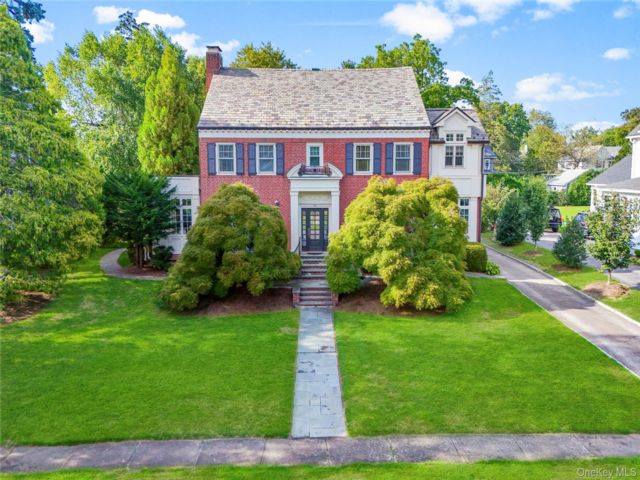  5 BR,  6.00 BTH &nbsp;Colonial style home in New Rochelle