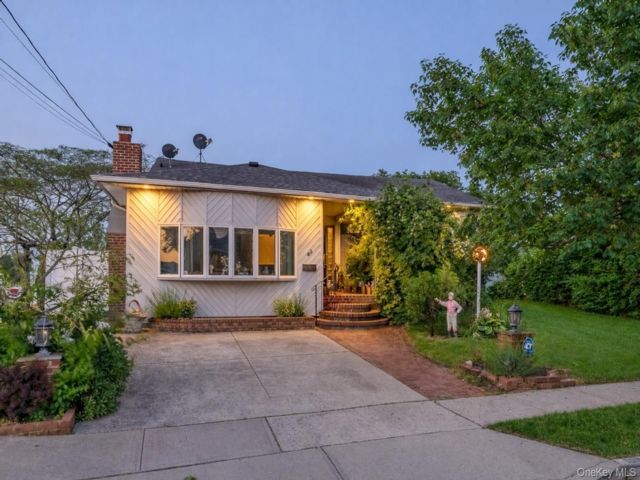  3 BR,  3.00 BTH &nbsp;Exp ranch style home in Freeport