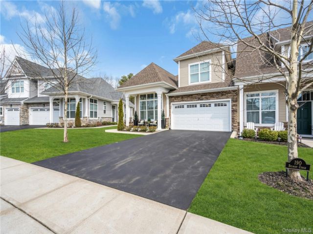  3 BR,  3.00 BTH &nbsp;Condo style home in Yaphank
