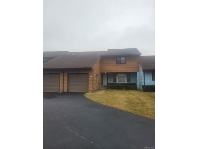  2 BR,  3.00 BTH &nbsp;Condo style home in Commack