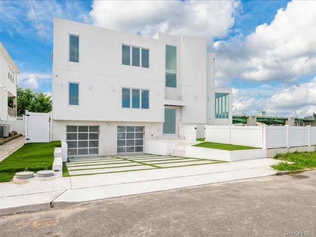  7 BR,  6.00 BTH &nbsp;Contemporary style home in Atlantic Beach