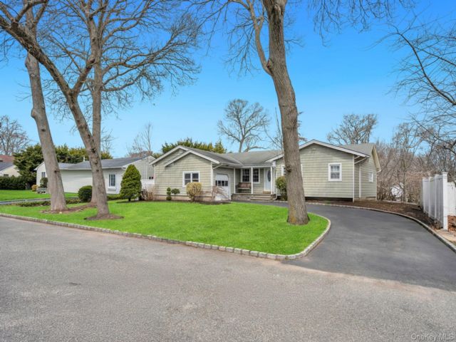  4 BR,  3.00 BTH &nbsp;Ranch style home in Ronkonkoma