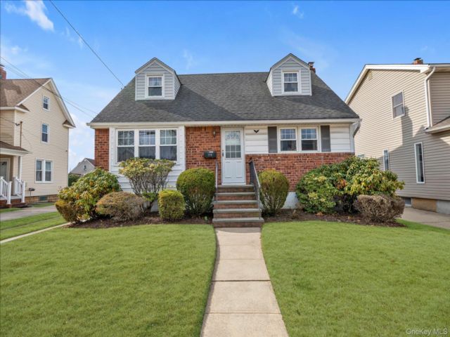  4 BR,  2.00 BTH &nbsp;Cape cod style home in Oceanside