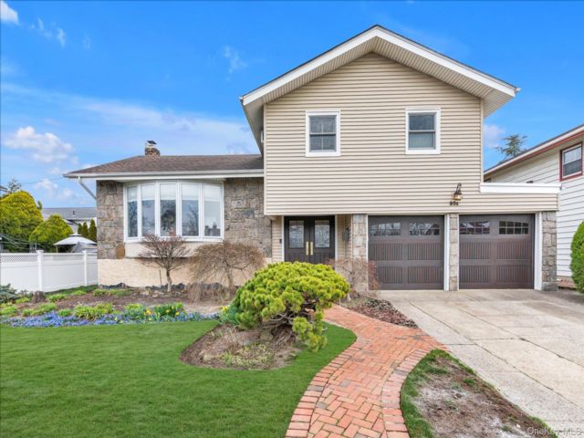  4 BR,  2.00 BTH &nbsp;Split level style home in Valley Stream