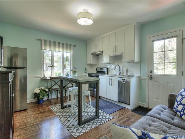  1 BR,  1.00 BTH &nbsp;A-frame style home in Huntington