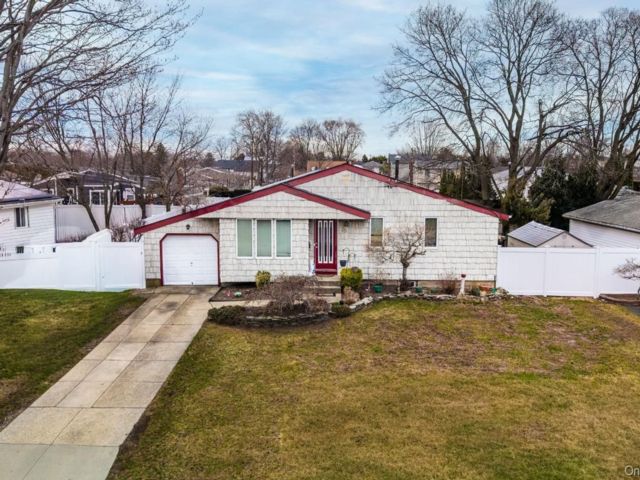  3 BR,  2.00 BTH &nbsp;Ranch style home in Deer Park