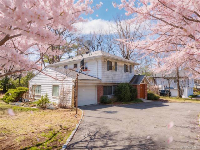  8 BR,  3.00 BTH &nbsp;Other style home in Great Neck