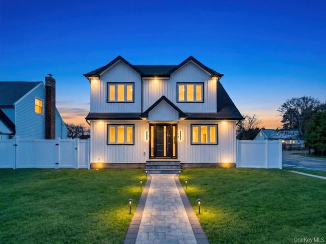  5 BR,  4.00 BTH &nbsp;Colonial style home in Hicksville