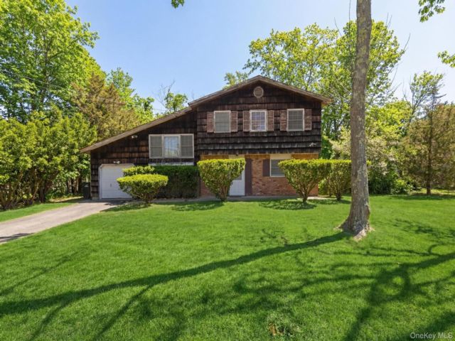  4 BR,  3.00 BTH &nbsp;Split level style home in Hauppauge
