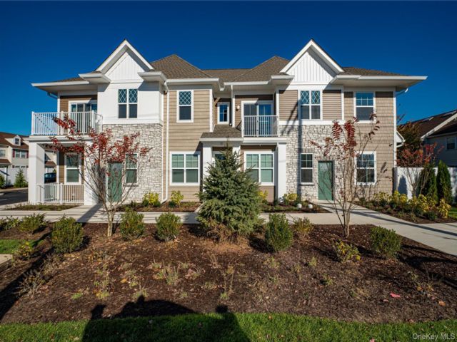  2 BR,  2.00 BTH &nbsp;Contemporary style home in Farmingdale