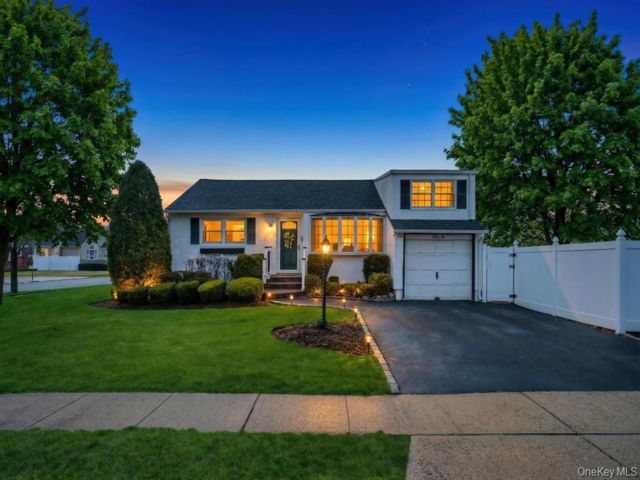  3 BR,  2.00 BTH &nbsp;Split ranch style home in Hicksville