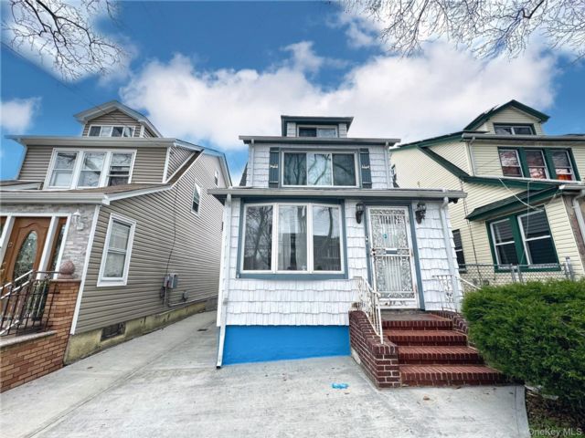  4 BR,  2.00 BTH &nbsp;Colonial style home in Queens Village
