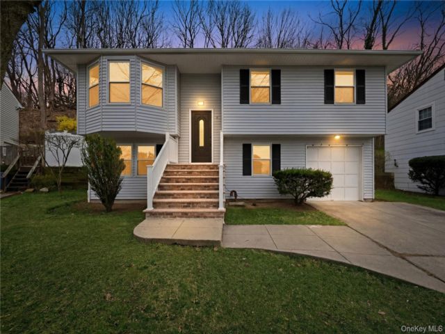  6 BR,  3.00 BTH &nbsp;Hi ranch style home in Glen Cove