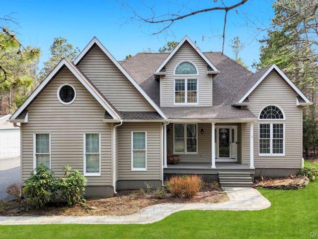  3 BR,  3.00 BTH &nbsp;Post modern style home in Manorville